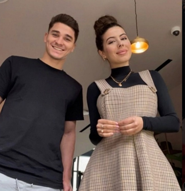 Cô giáo dạy tiếng Anh quyến rũ của Julian Alvarez - Bóng Đá