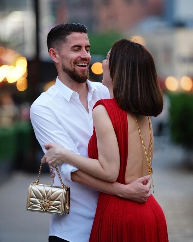 Arsenal star Jorginho’s glam girlfriend Catherine joins no bra club in elegant red dress - Bóng Đá