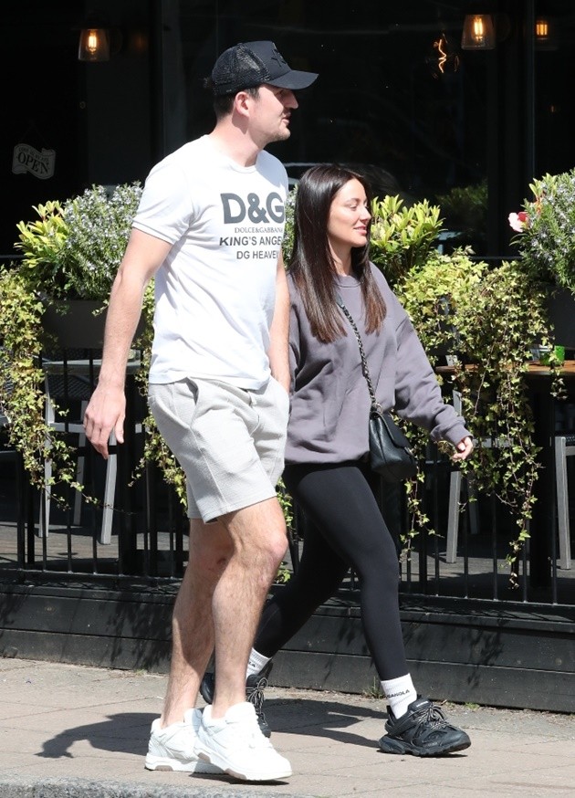 Harry Maguire and wife Fern dress casually for ‘designer’ breakfast date in cafe - Bóng Đá