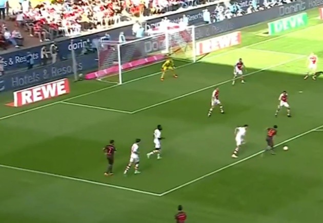 Kevin de Bruyne gets a kiss from stunning Wag - Bóng Đá