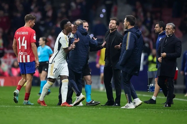 Vinicius Jr and Diego Simeone have to be separated by players and staff in heated Madrid derby - Bóng Đá