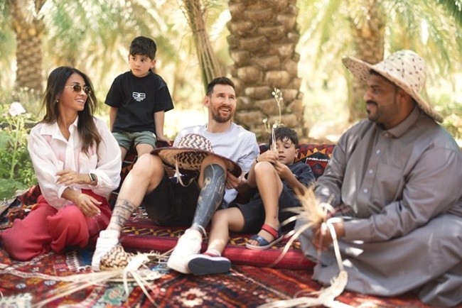 Watch Lionel Messi enjoy bike ride with wife Antonella and kids in Argentina - Bóng Đá