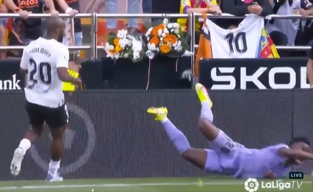 Trò tiểu xảo gây phẫn nộ cho Vinicius - Bóng Đá