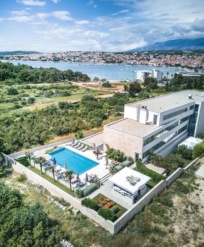 Inside Lovren amazing £400-a-night hotel with spectacular pool bar just yards from the beach - Bóng Đá