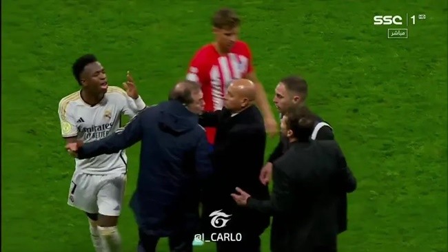 Vinicius Jr and Diego Simeone have to be separated by players and staff in heated Madrid derby - Bóng Đá