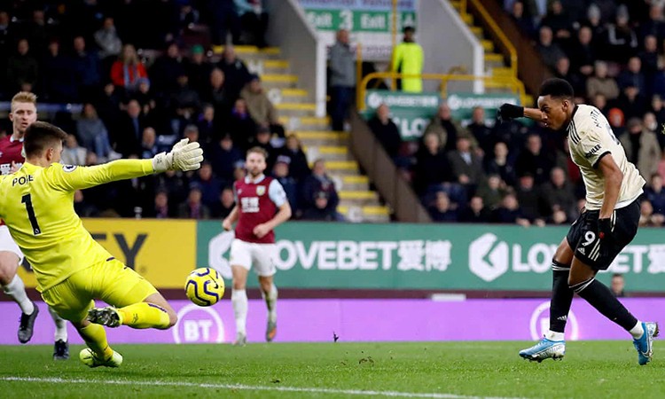 Manchester United climbed to fifth in the Premier League after beating Burnley - Bóng Đá