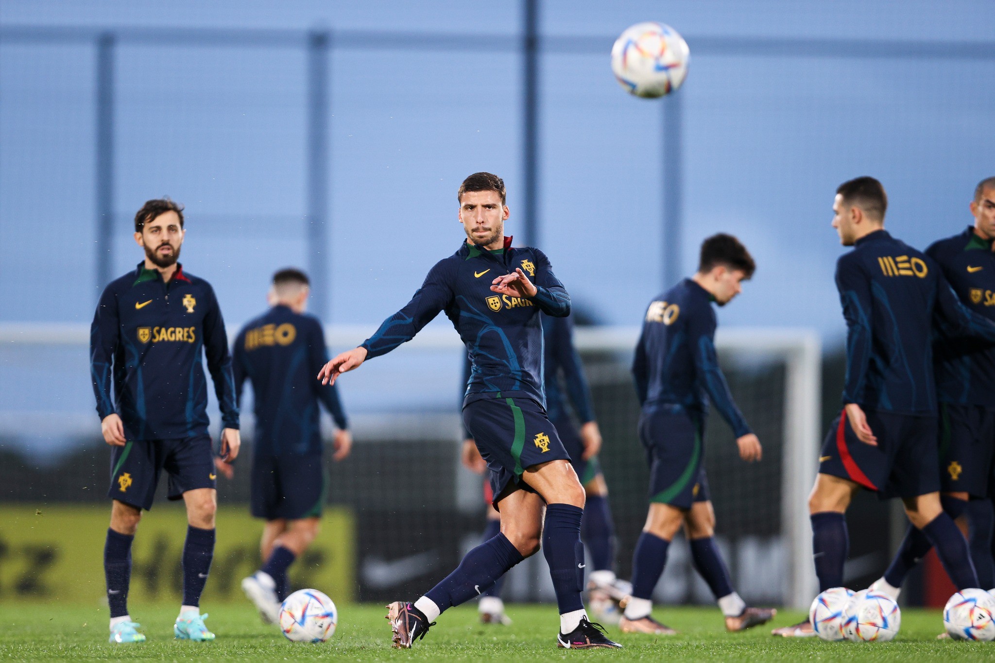 Ronaldo gặp sự cố, sân tập Bồ Đào Nha rộn ràng - Bóng Đá