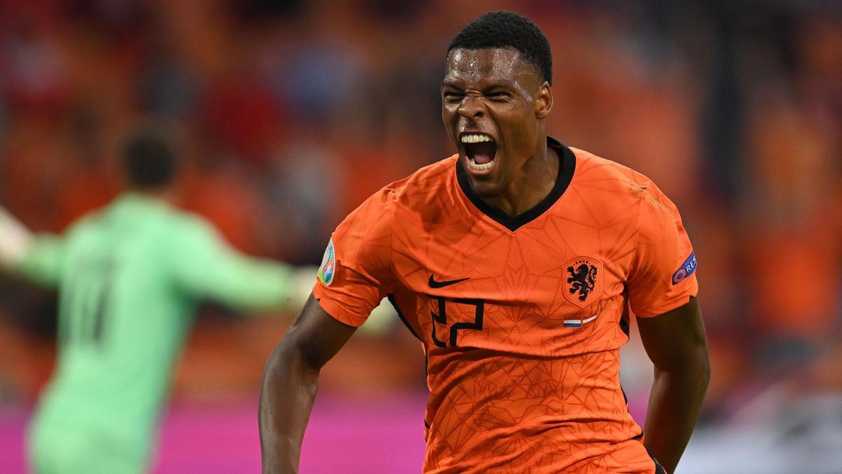 Erik ten Hag has a three-man shortlist to replace Manchester United outcast Aaron Wan-Bissaka - Bóng Đá