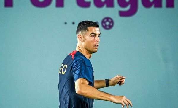 Thái độ của Ronaldo trên sân tập sau động thái đầu tiên từ M.U - Bóng Đá