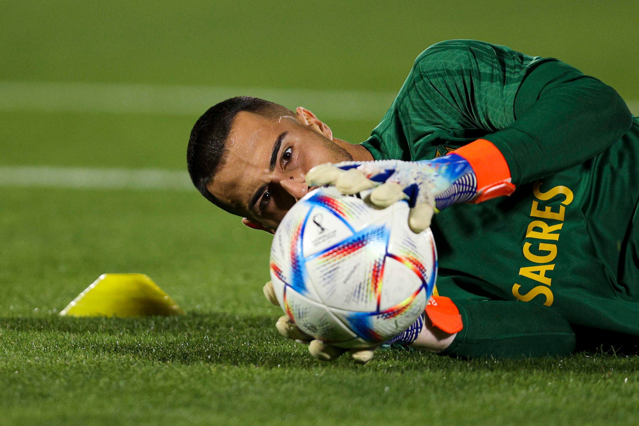 Thái độ của Ronaldo trên sân tập sau động thái đầu tiên từ M.U - Bóng Đá