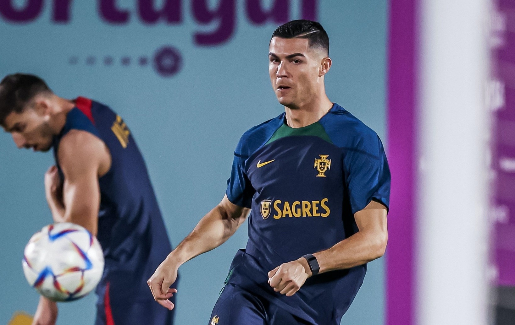 Thái độ của Ronaldo trên sân tập sau động thái đầu tiên từ M.U - Bóng Đá