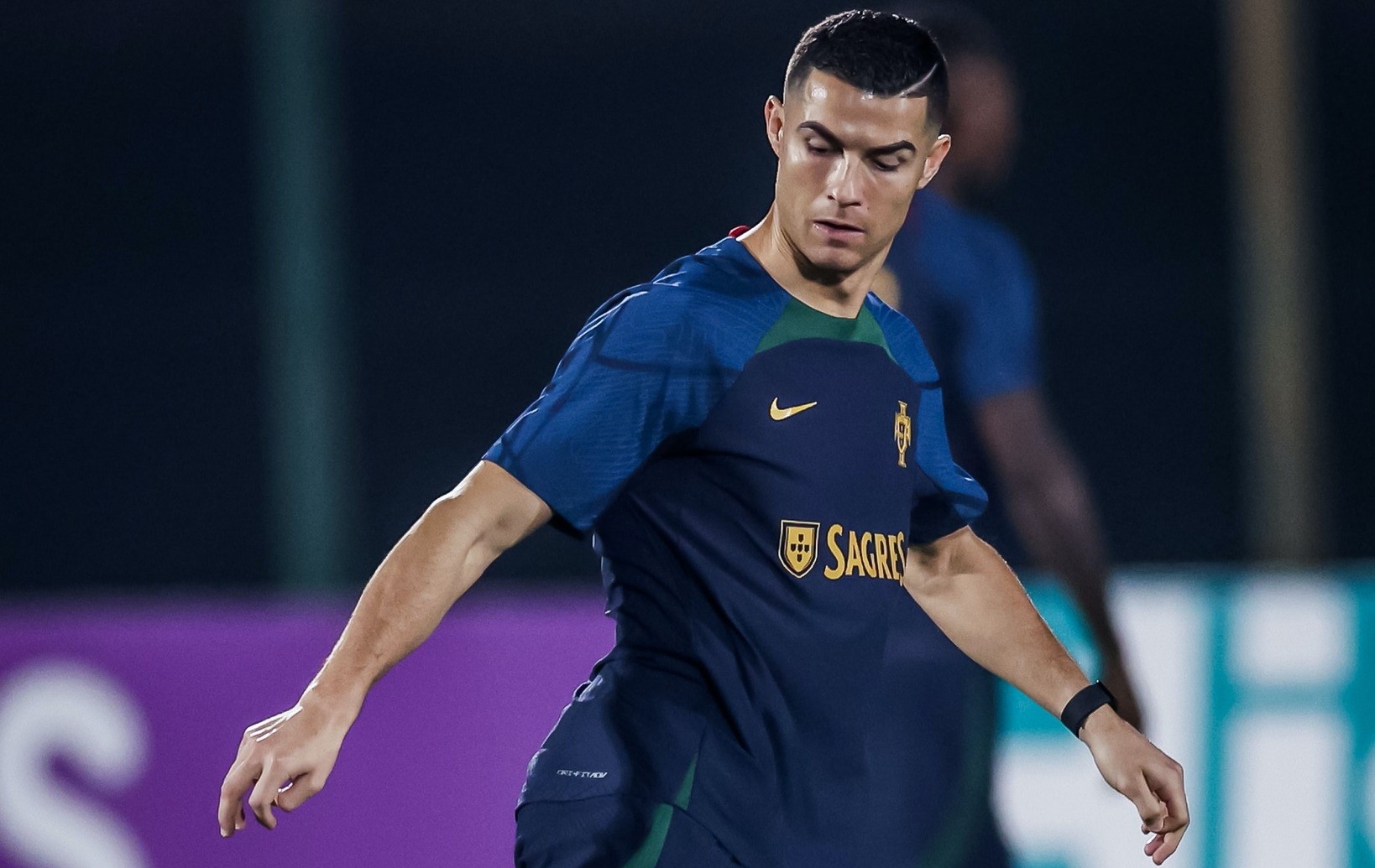 Thái độ của Ronaldo trên sân tập sau động thái đầu tiên từ M.U - Bóng Đá