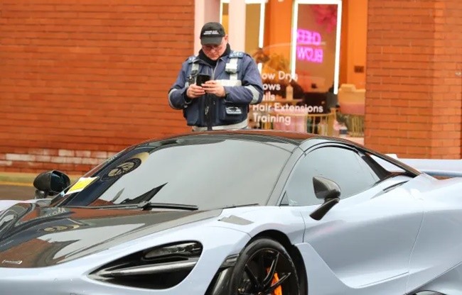 Marcus Rashford cops £60 parking ticket on McLaren - Bóng Đá