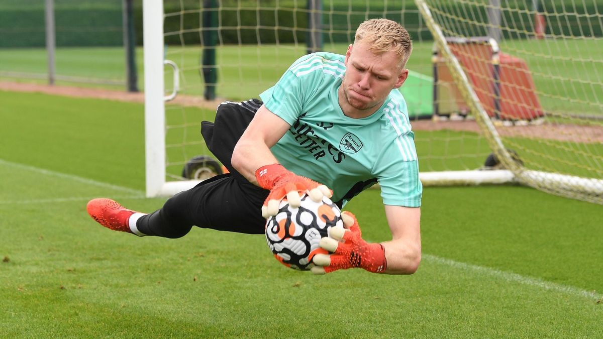 Mikel Arteta claims there is a 'big reality' that Aaron Ramsdale could stay at Arsenal next season despite interest from Newcastle - Bóng Đá