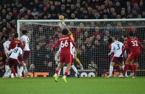 “Martinez infuriating the Kop. Not sure it’s working, the noise here has ramped up.” - Bóng Đá
