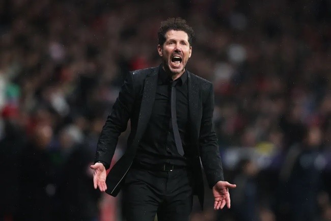 Vinicius Jr and Diego Simeone have to be separated by players and staff in heated Madrid derby - Bóng Đá