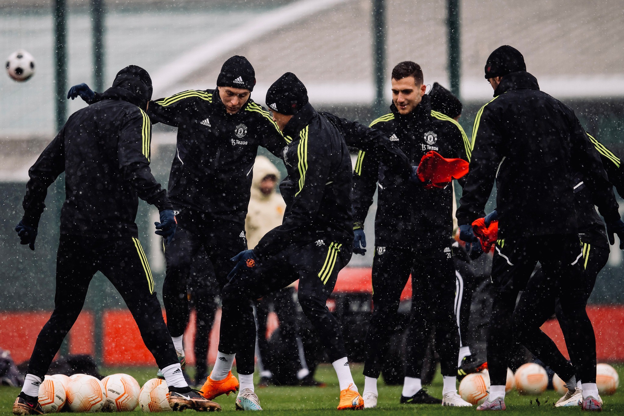Cơn ác mộng số 9 trở lại, sân tập Man Utd yên ắng lạ thường - Bóng Đá