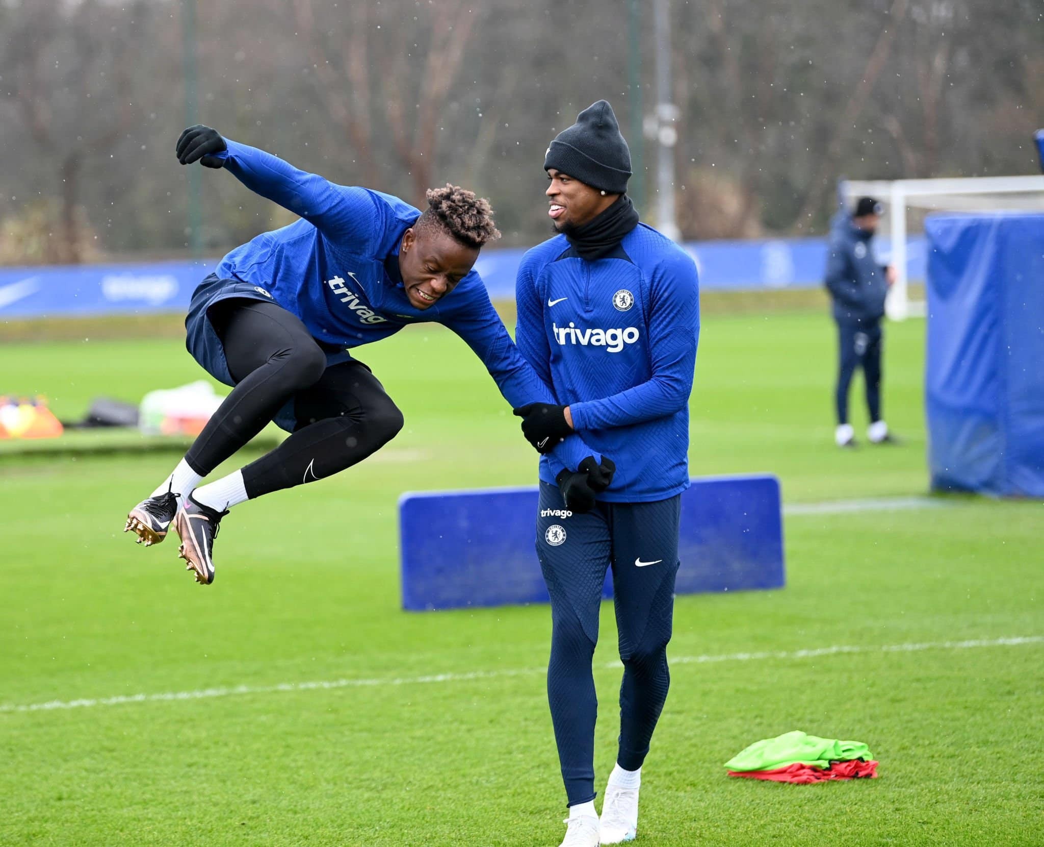 Không còn nhận ra Mount, sân tập Chelsea rộn ràng trở lại - Bóng Đá