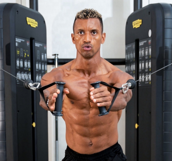 Cựu sao Man Utd chăm chỉ tập gym, khoe thân hình 6 múi cực chất - Bóng Đá