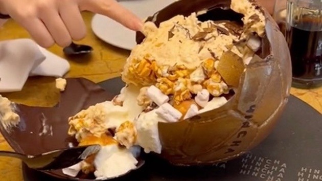 Inside Messi’s new Salt Bae-style restaurant as diners slam eye-watering prices with £40 pasta & £30 chocolate football - Bóng Đá