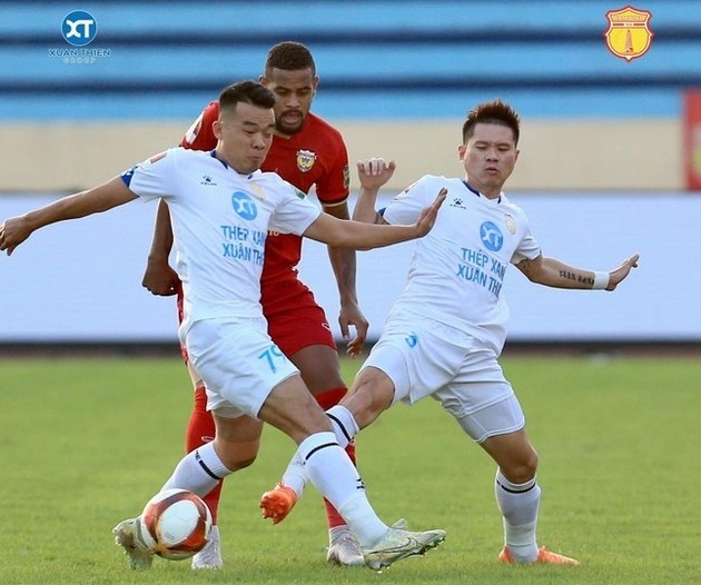 HAGL khiến Hà Nội chìm trong khủng hoảng; Học trò báo tin xấu cho HLV Troussier - Bóng Đá