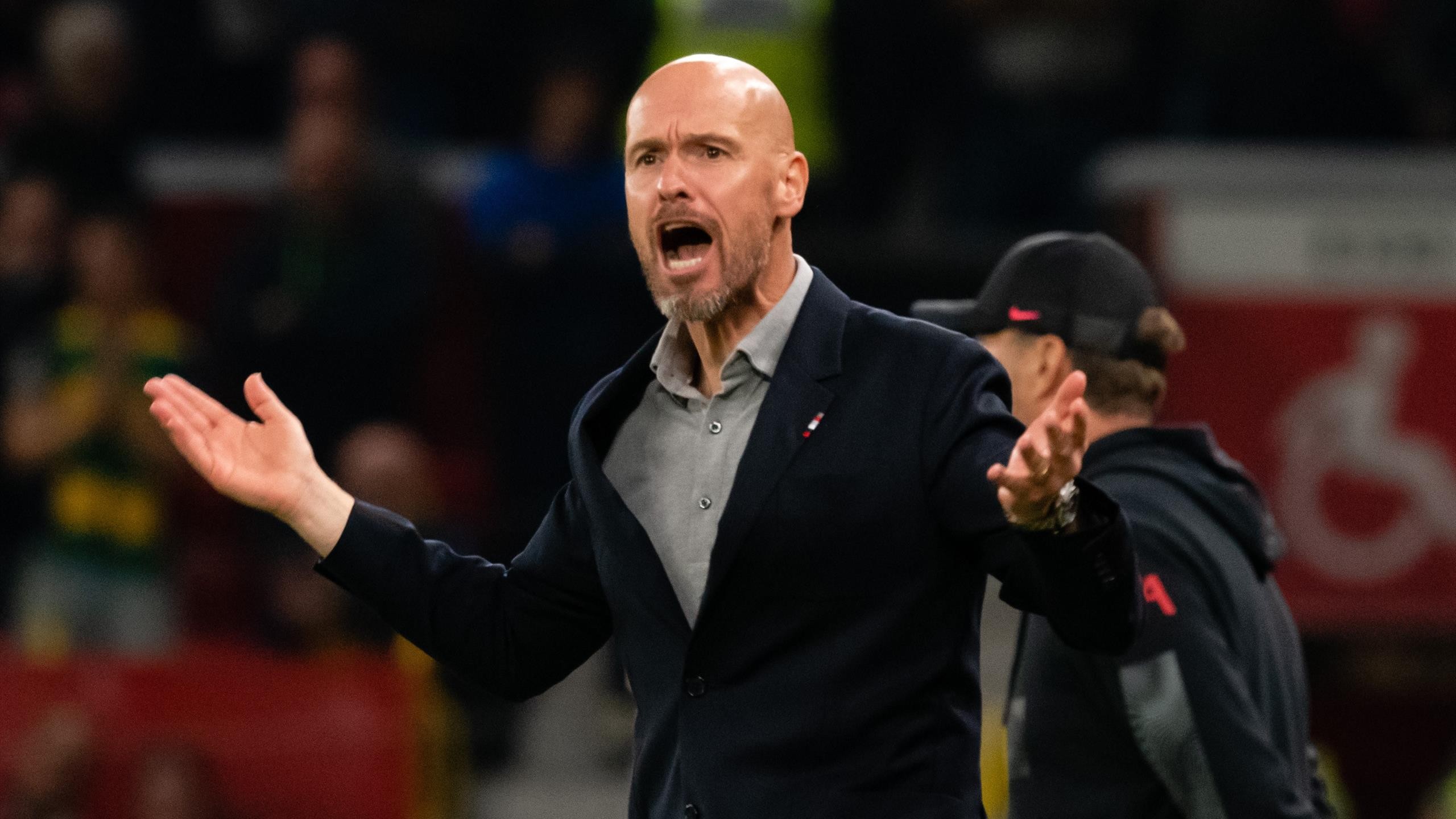 Man Utd boss Erik ten Hag vents fury at three players during dramatic Tottenham draw - Bóng Đá