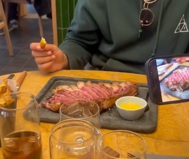 Inside Messi’s new Salt Bae-style restaurant as diners slam eye-watering prices with £40 pasta & £30 chocolate football - Bóng Đá