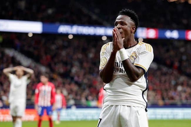 Vinicius Jr and Diego Simeone have to be separated by players and staff in heated Madrid derby - Bóng Đá