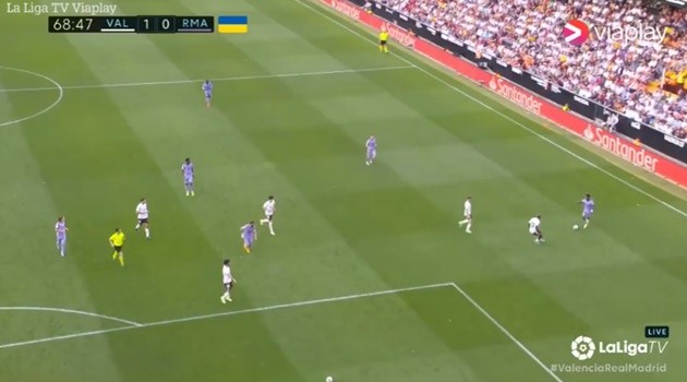 Trò tiểu xảo gây phẫn nộ cho Vinicius - Bóng Đá