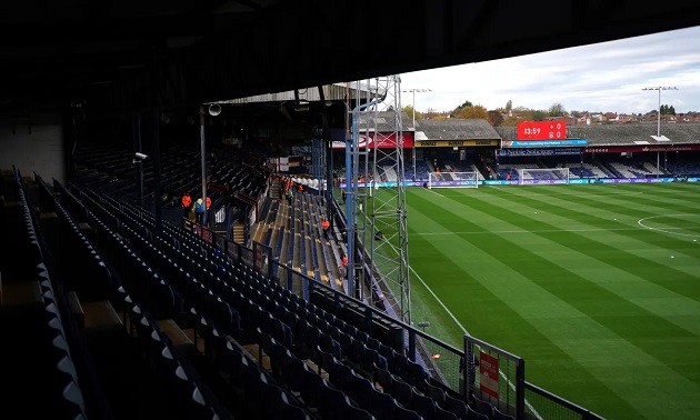 BOG STANDARD Toilet roof at Premier League stadium collapses leaving gaping hole and smashed plaster all over floor - Bóng Đá