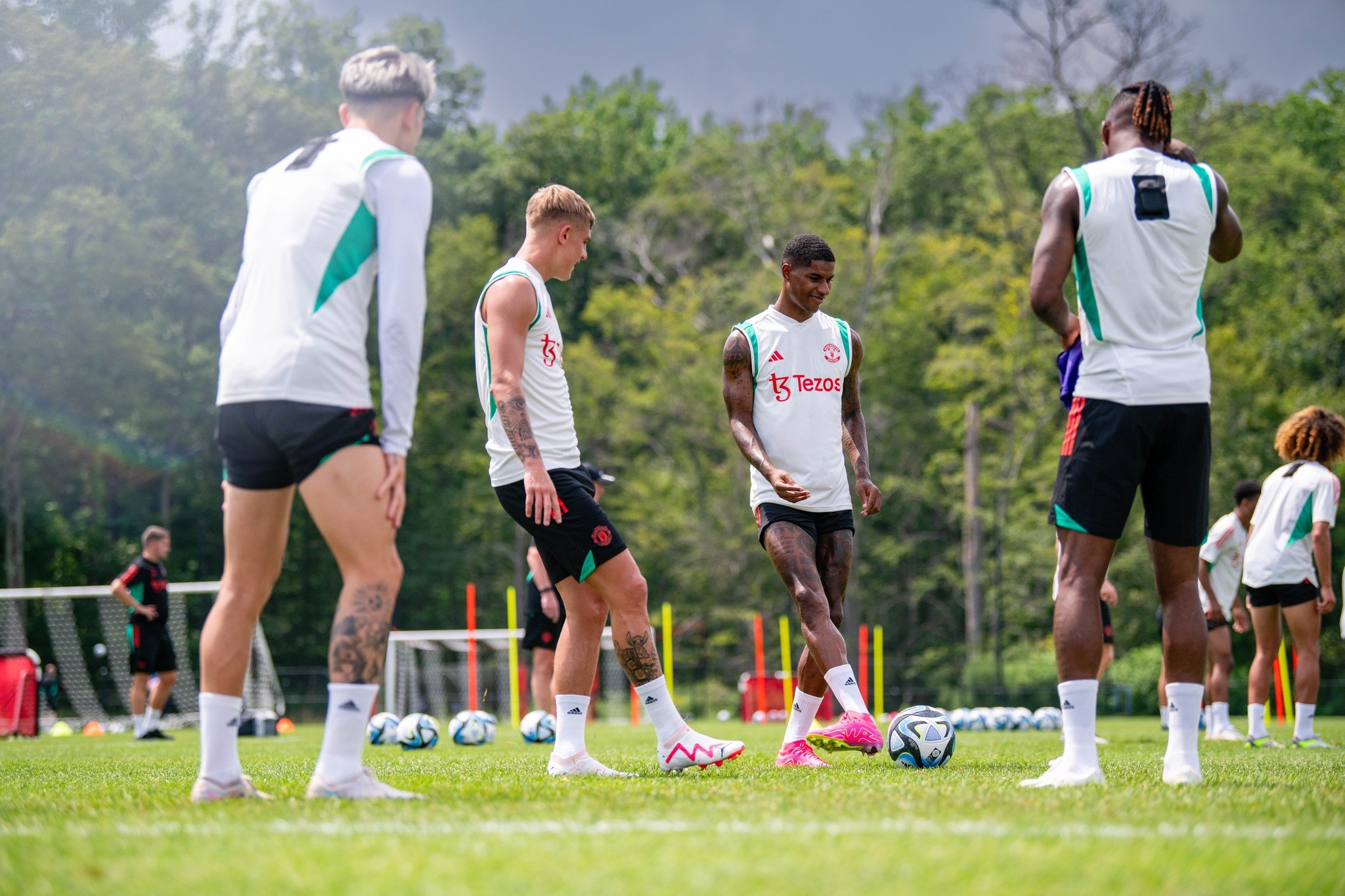 Antony khiến đồng đội trầm trồ trên sân tập; Cạ cứng theo sát Mason Mount - Bóng Đá