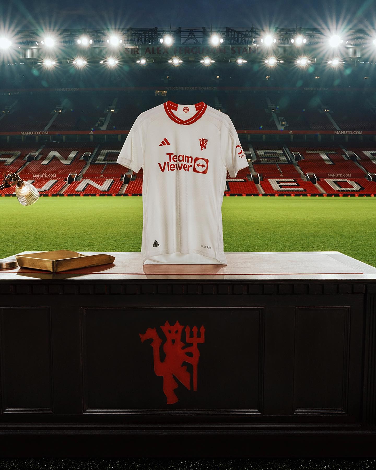 Man Utd bố áo đấu thứ 3 cực chất; Bất ngờ với Fred - Bóng Đá