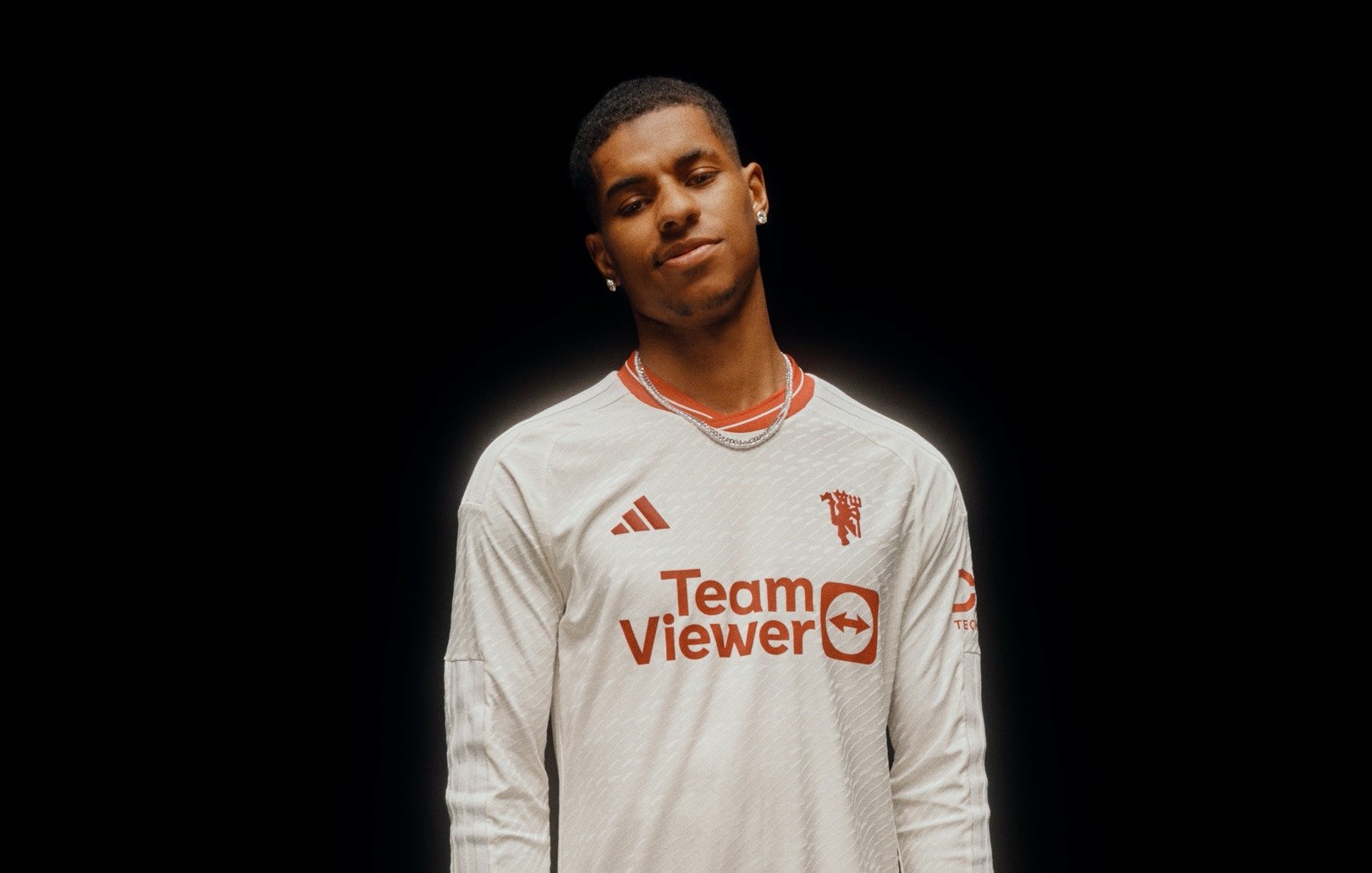 Man Utd bố áo đấu thứ 3 cực chất; Bất ngờ với Fred - Bóng Đá