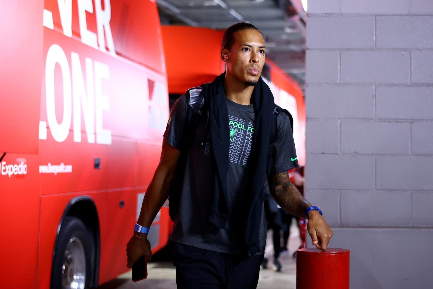Van Dijk lên tiếng về tình hình chuyển nhượng Liverpool - Bóng Đá