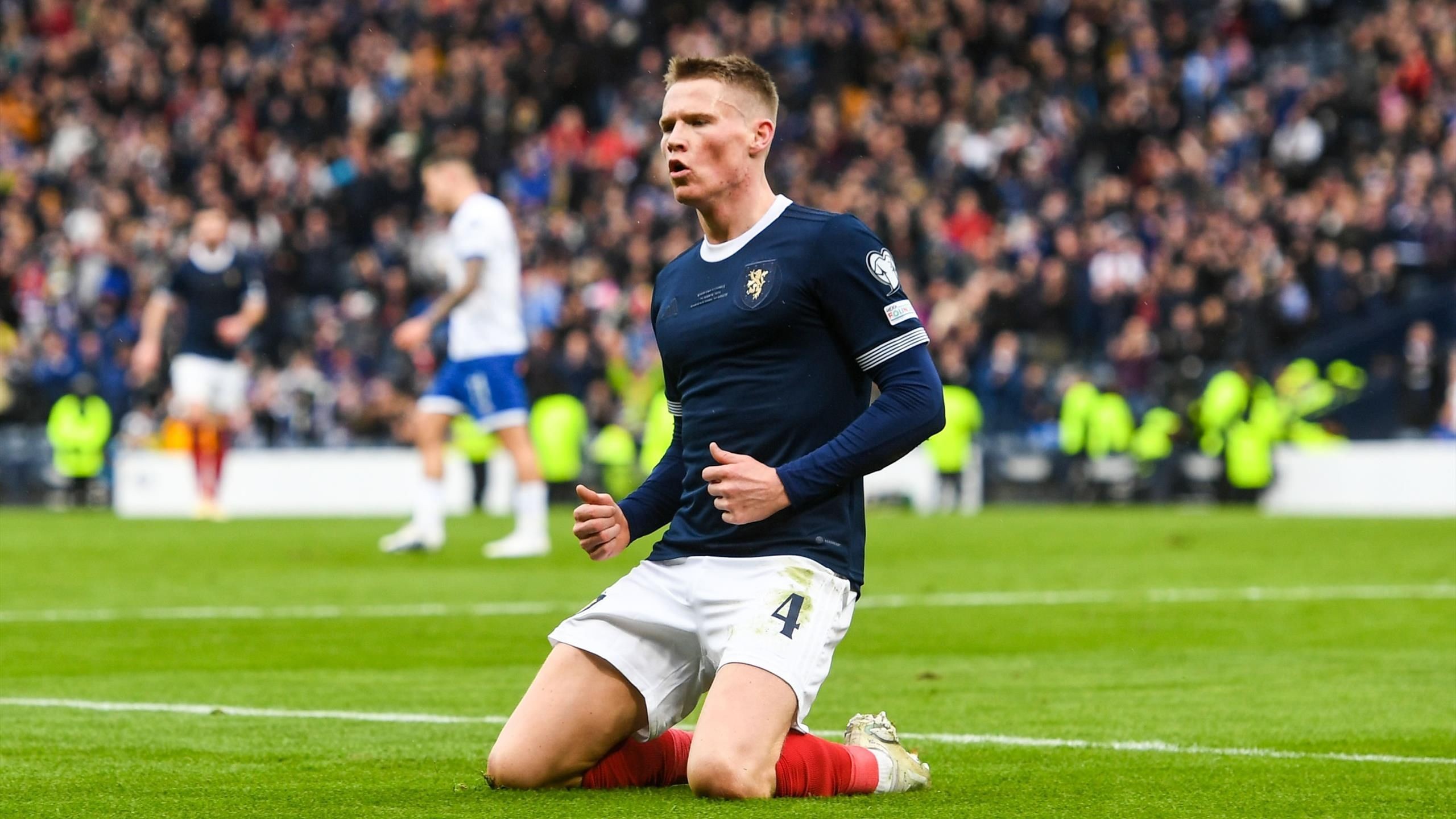 Quá đỉnh! McTominay bất ngờ 'ăn đứt' Haaland - Bóng Đá