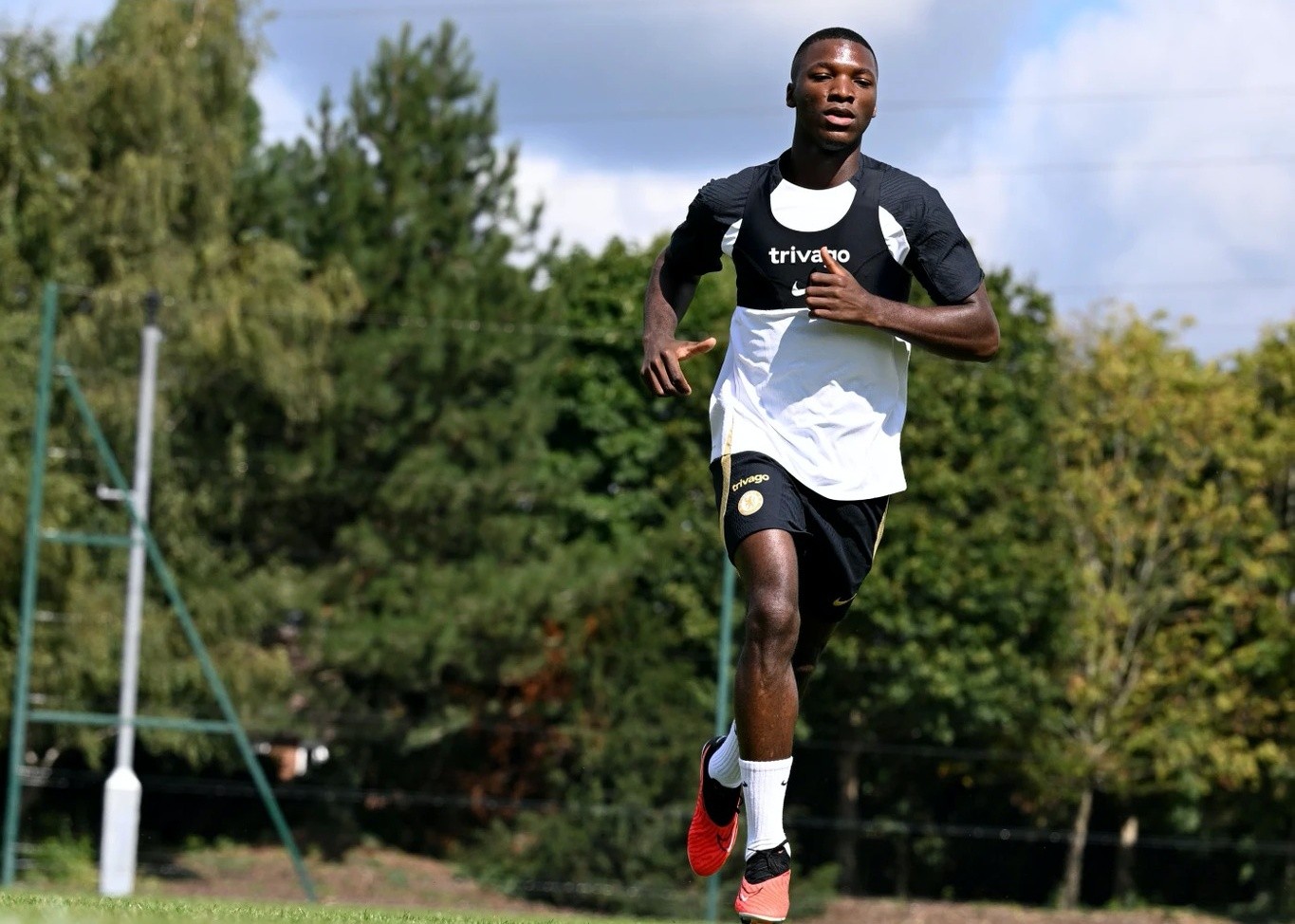 Lần đầu của Moises Caicedo với Chelsea - Bóng Đá