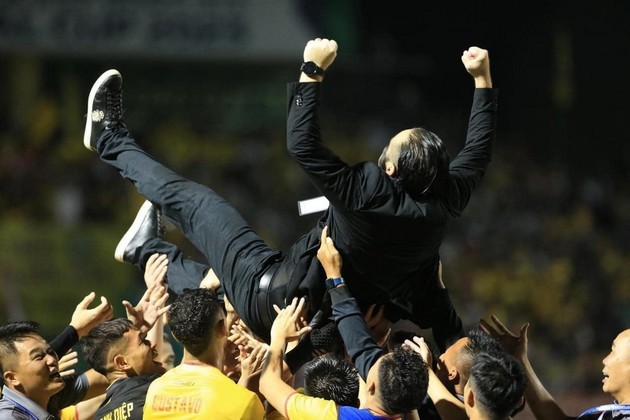 CĐV ĐNÁ gọi tên Indonesia sau chiến thắng của U23 Việt Nam; HLV Thanh Hóa viết tâm thư xúc động - Bóng Đá