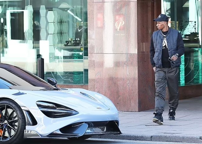 Marcus Rashford cops £60 parking ticket on McLaren - Bóng Đá