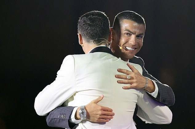 Georgina gây chú ý khi theo chân Ronaldo nhận giải thưởng danh giá - Bóng Đá