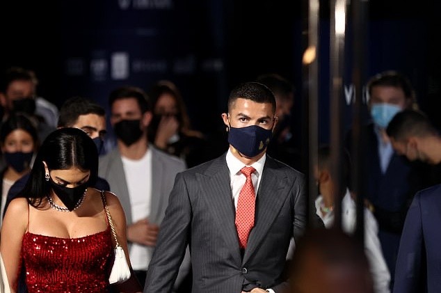 Georgina gây chú ý khi theo chân Ronaldo nhận giải thưởng danh giá - Bóng Đá