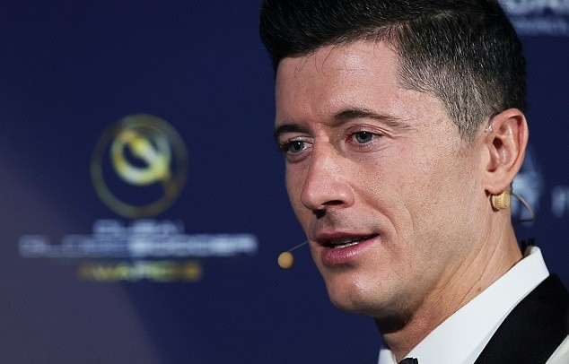 Georgina gây chú ý khi theo chân Ronaldo nhận giải thưởng danh giá - Bóng Đá