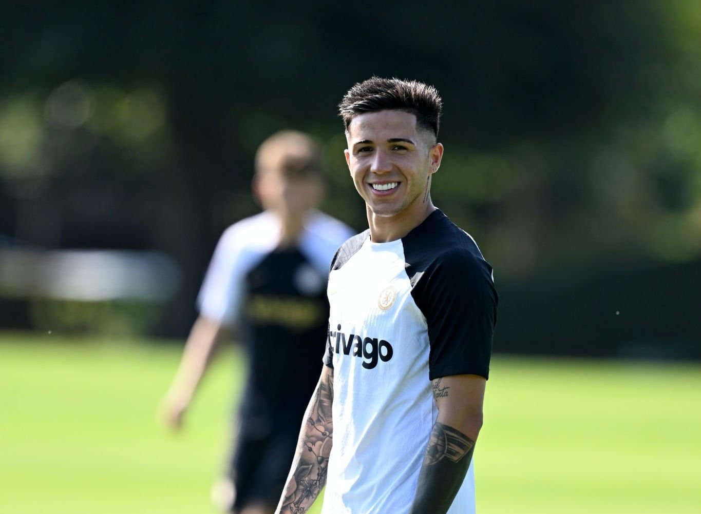 Bom tấn chỉnh thước ngắm, dàn sao Chelsea thoải mái tập luyện - Bóng Đá