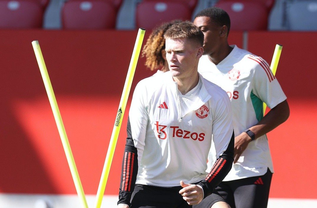Chưa vội trở về Anh, Man Utd tổ chức buổi tập ngay tại Munich - Bóng Đá