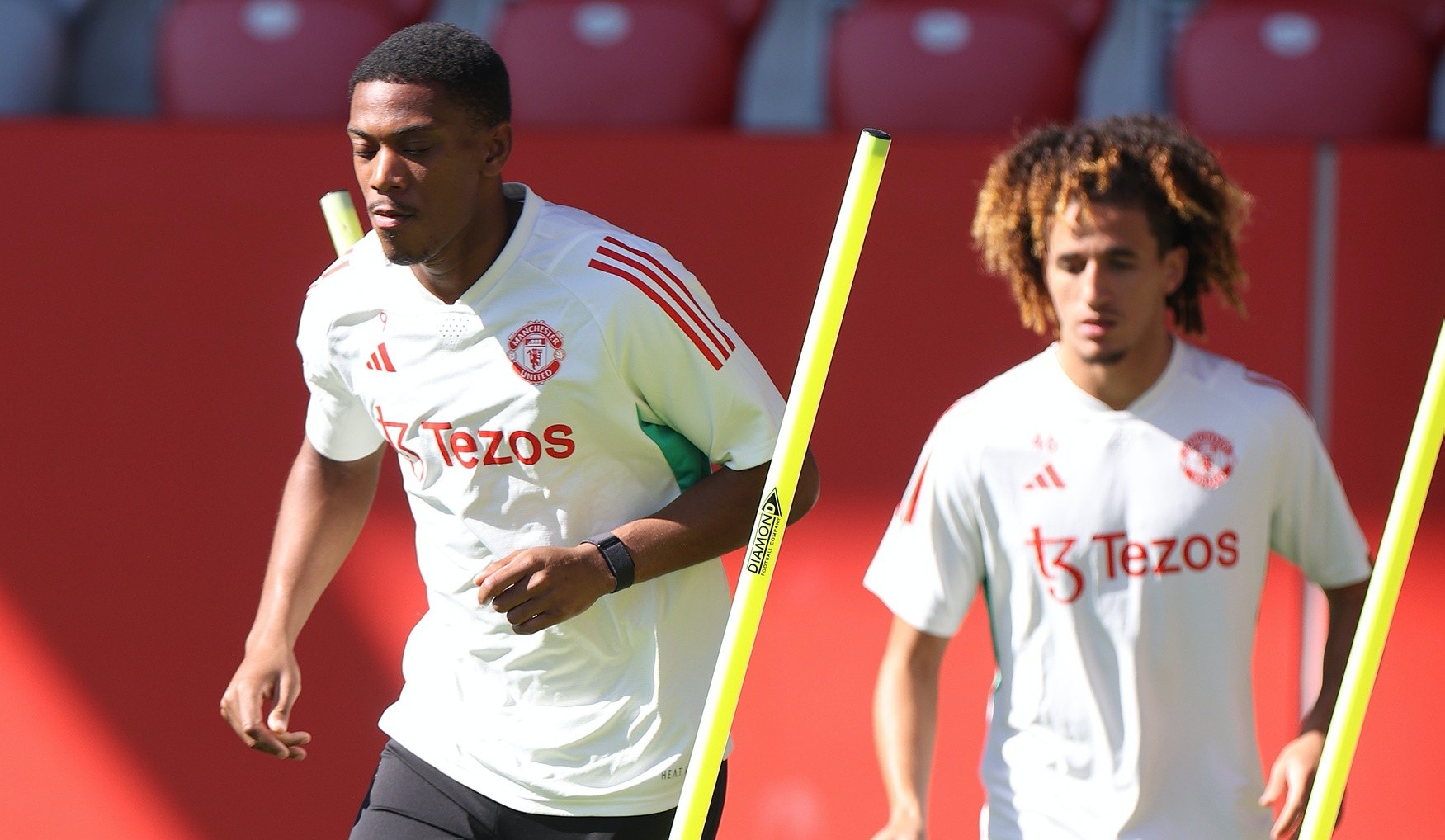 Chưa vội trở về Anh, Man Utd tổ chức buổi tập ngay tại Munich - Bóng Đá