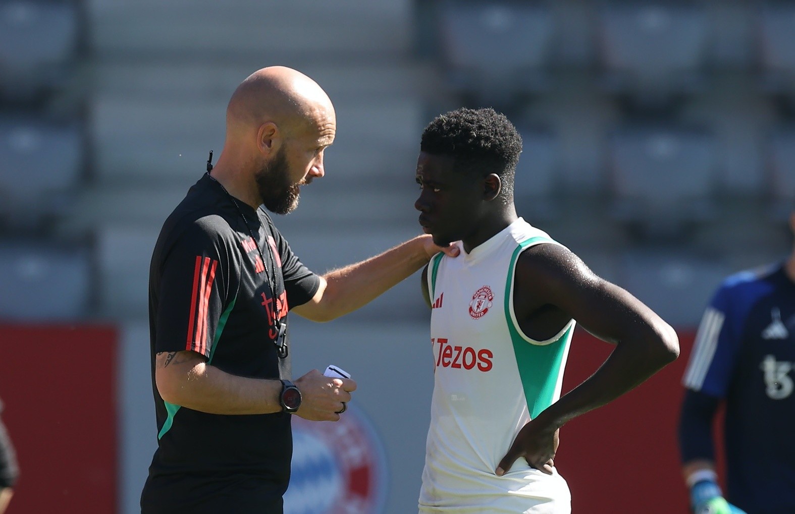 Chưa vội trở về Anh, Man Utd tổ chức buổi tập ngay tại Munich - Bóng Đá