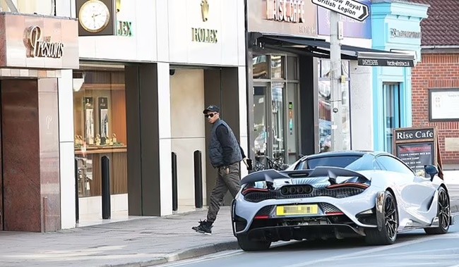 Marcus Rashford cops £60 parking ticket on McLaren - Bóng Đá