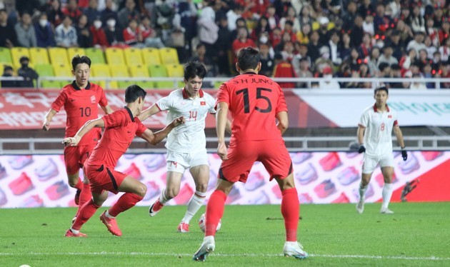 HLV Kiatisuk nói sự thật đau lòng về HAGL; Hoàng Đức có thể sang Hàn Quốc thi đấu - Bóng Đá