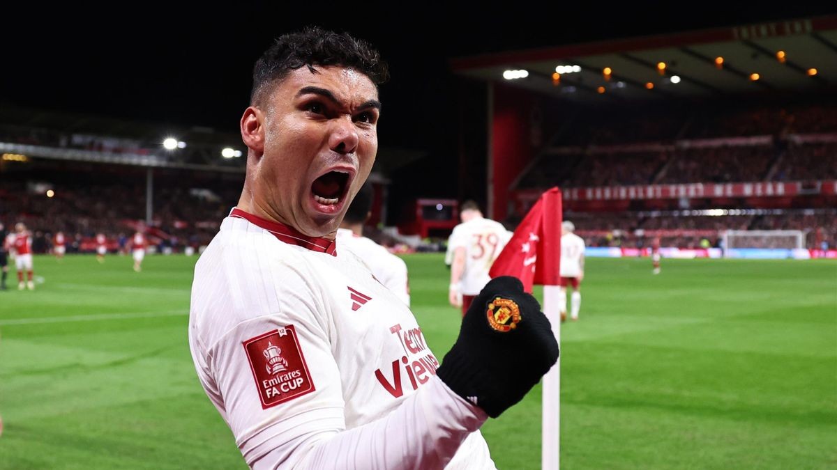 Erik ten Hag highlights three things Casemiro does that make Manchester United better - Bóng Đá