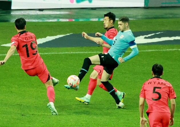 Uruguay thắng trận sau khi VAR tước bàn của Hàn Quốc - Bóng Đá