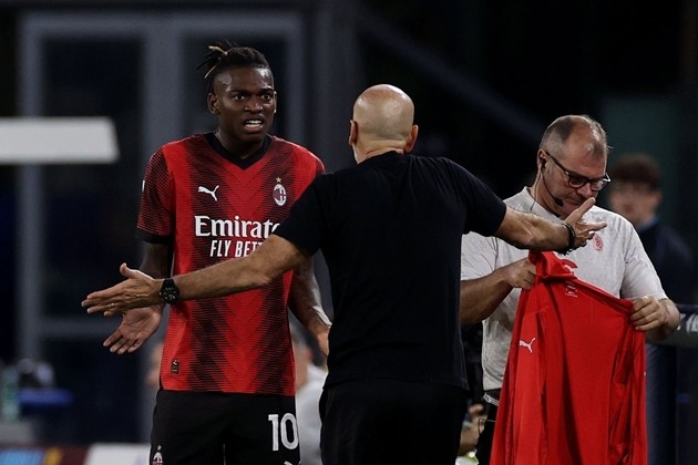 Kiềng 3 chân giúp HLV Pioli không bị AC Milan sa thải - Bóng Đá